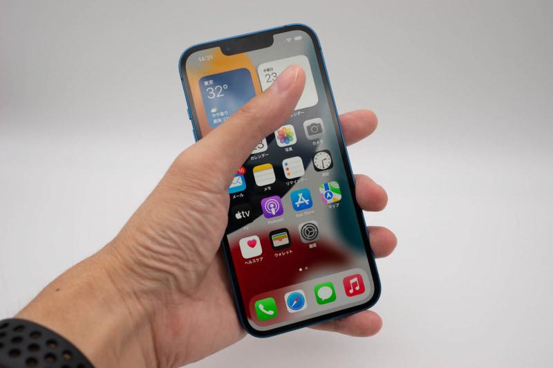 iPhone 13。頑張れば上の方まで届くけど、右上からコントロールセンターを引き出すのはちょっとツラい