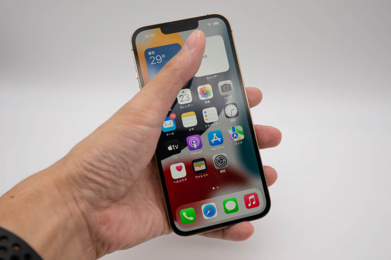 iPhone 13 Pro。サイズはiPhone 13と同じだが、重たくなってるのがちょっと気になる