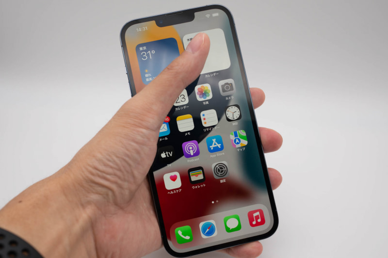 iPhone 13 Pro Max。文字入力くらいならできるけど、片手で全ての操作できるとは思わない方が良い