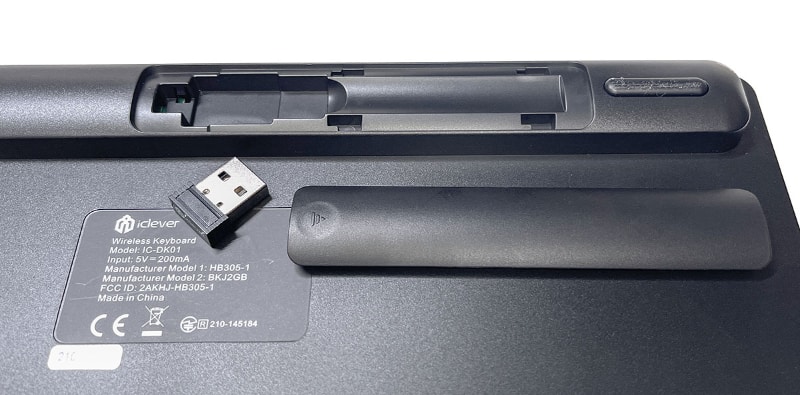 裏面のカバーを開くと2.4GHzレシーバーが収納されていた。ただしレシーバーは窪みに入っているだけで固定されていないので、中に入れた状態でキーボードを揺すると「カラカラ」と音がしちゃったりする