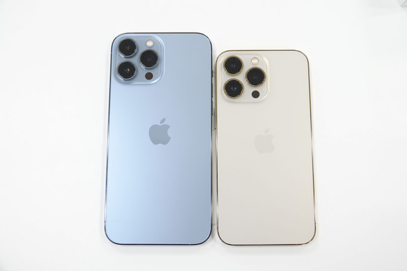 「iPhone 13 Pro Max」（左）と「iPhone 13 Pro」（右）