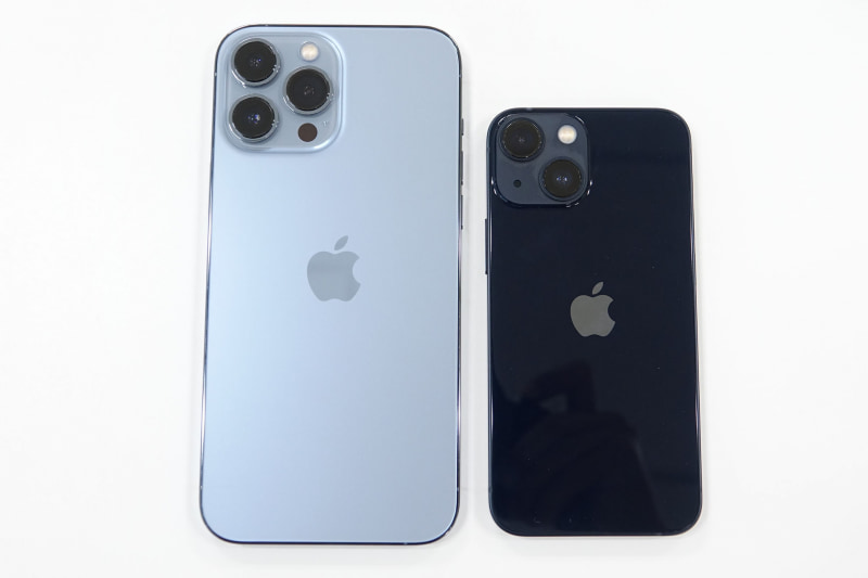 「iPhone 13 Pro Max」（左）と「iPhone 13 mini」（右）