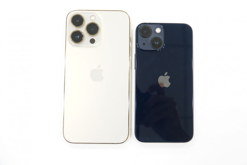「iPhone 13 Pro」（左）と「iPhone 13 mini」（右）