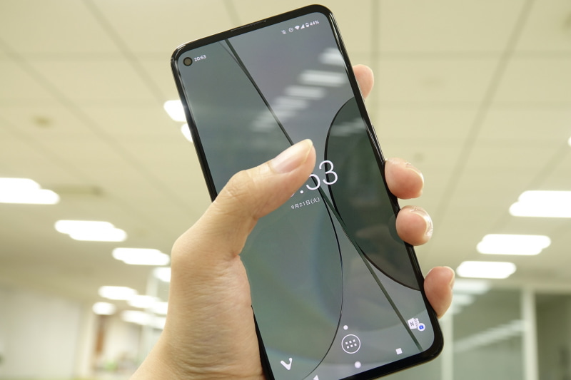 筆者の手にで持つとこんな感じ