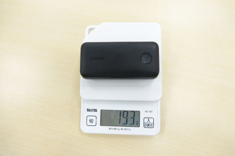 左が今まで筆者が使っていたもので314g、一方の「PowerCore 10000 PD Redux」は193gに収まっています