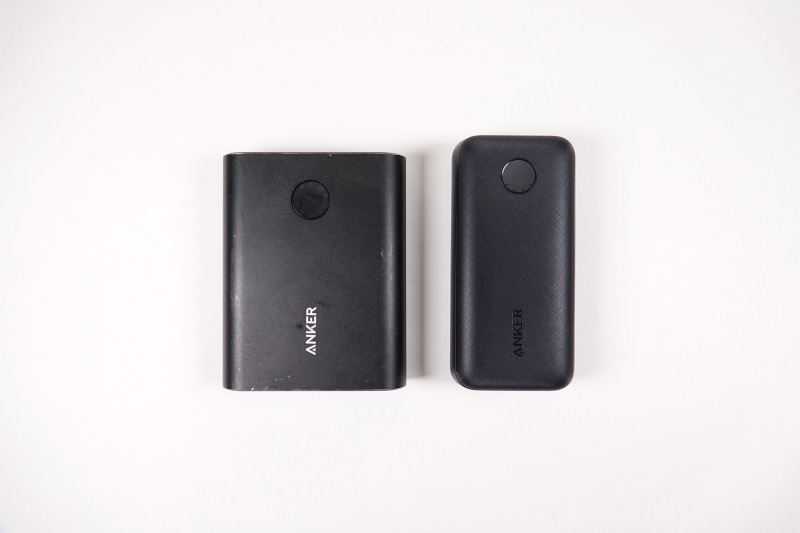 これまでのもの（左or下）は、平べったいサイズでスマホと重ねて持つには向いていそうですが、重さがあったためなかなか重ねて持つことはありませんでした。「PowerCore 10000 PD Redux」は、若干厚みはあるものの、片手で収まるサイズ感。ズボンの前ポケットにも余裕で入れられます