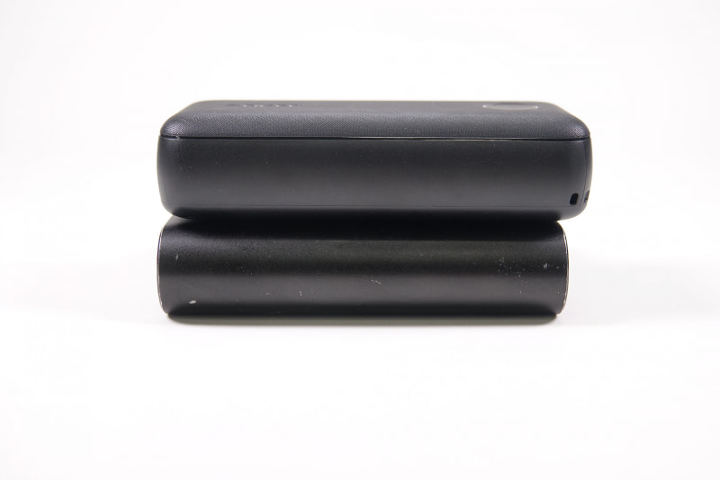 これまでのもの（左or下）は、平べったいサイズでスマホと重ねて持つには向いていそうですが、重さがあったためなかなか重ねて持つことはありませんでした。「PowerCore 10000 PD Redux」は、若干厚みはあるものの、片手で収まるサイズ感。ズボンの前ポケットにも余裕で入れられます