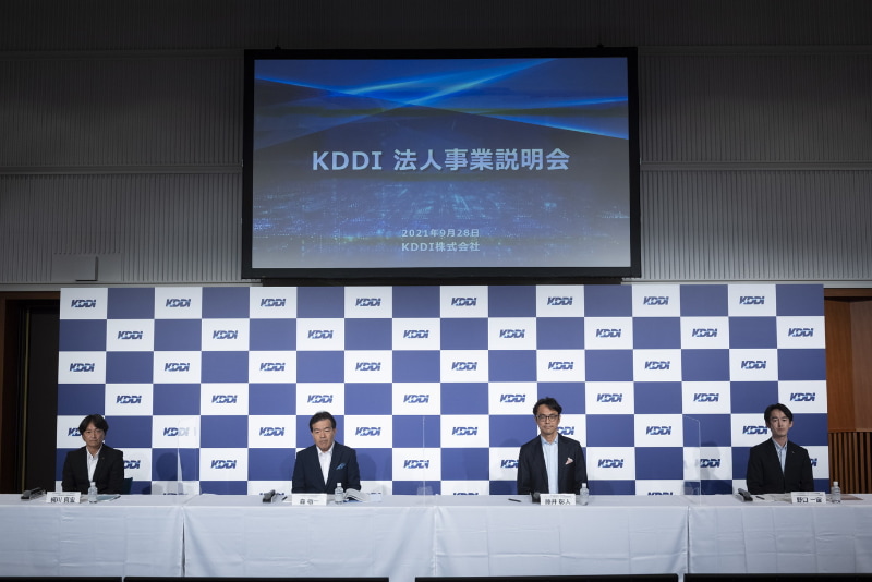 左から、KDDI 梶川氏、森氏、野口氏。オンラインでKDDI 総合研究所長の中村元氏もリモートで参加した