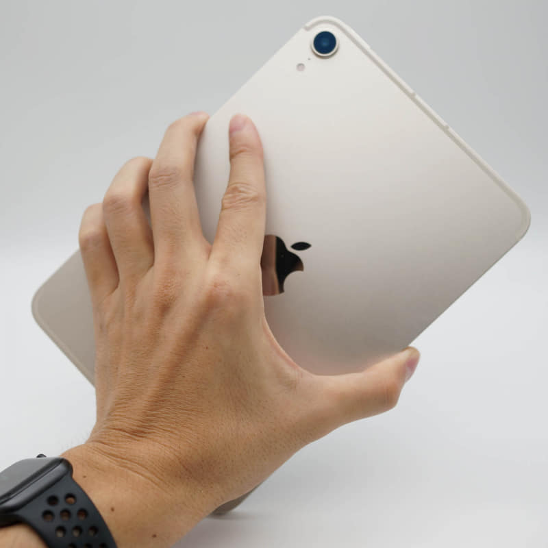 手が小さい人でなければ、片手で両端に指がかかる