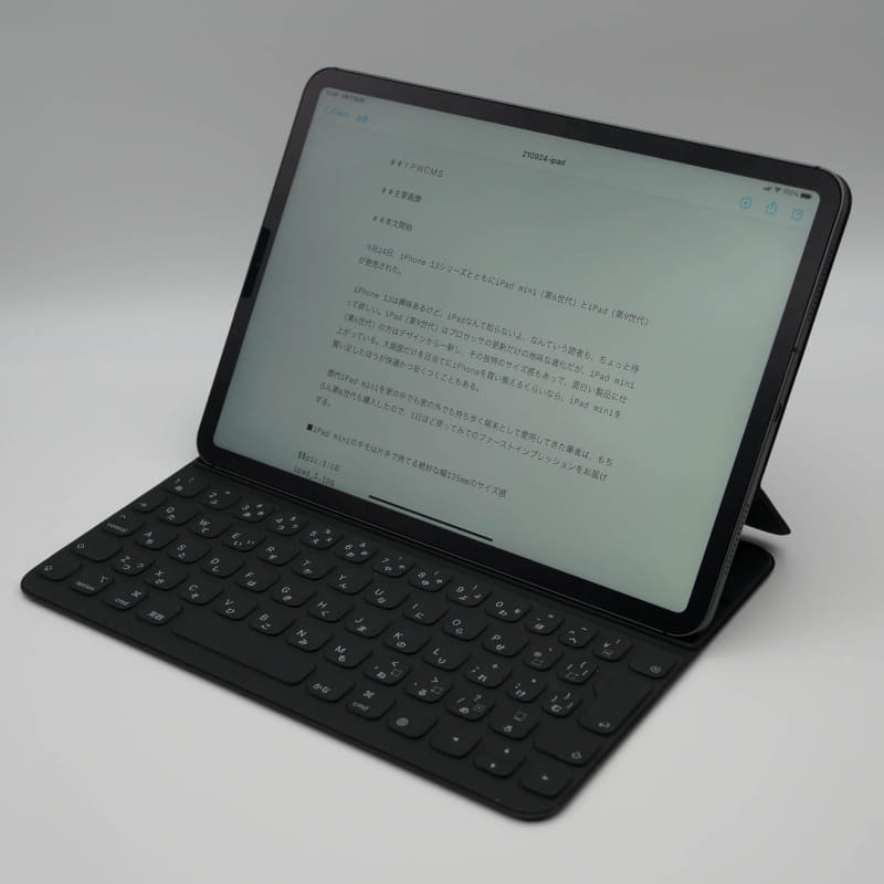 Smart Keyboard Folioは磁石で貼り付けるだけで充電もペアリングも不要なのでほんと便利。iPad miniにはないけど……