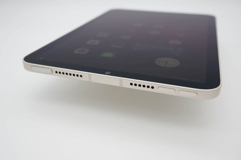 ボタンは全て上端に集約。こちらにはスピーカーもある