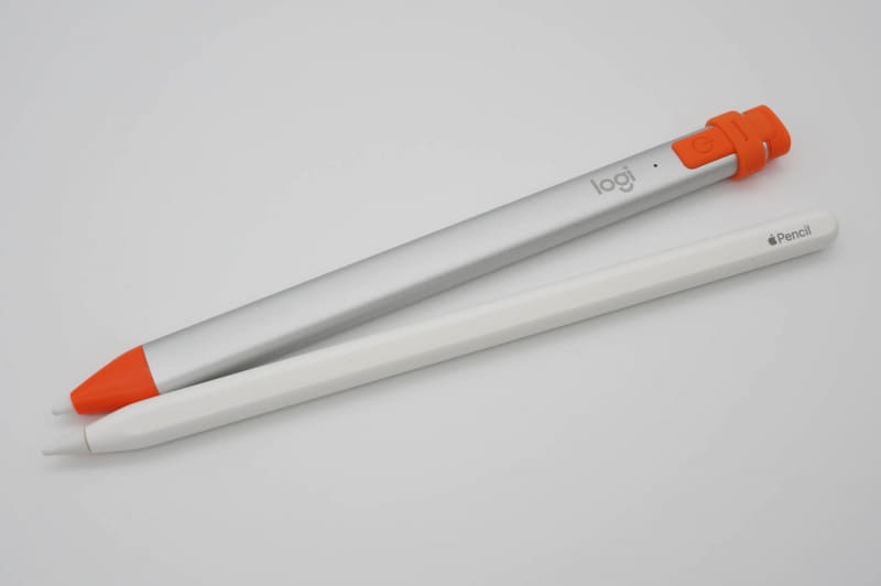 Apple Pencilとロジクール製の「CRAYON」（9680円）。CRAYONは筆圧非対応だが、第1世代・第2世代Apple Pencilのどちらの代用としても使えるメリットがある