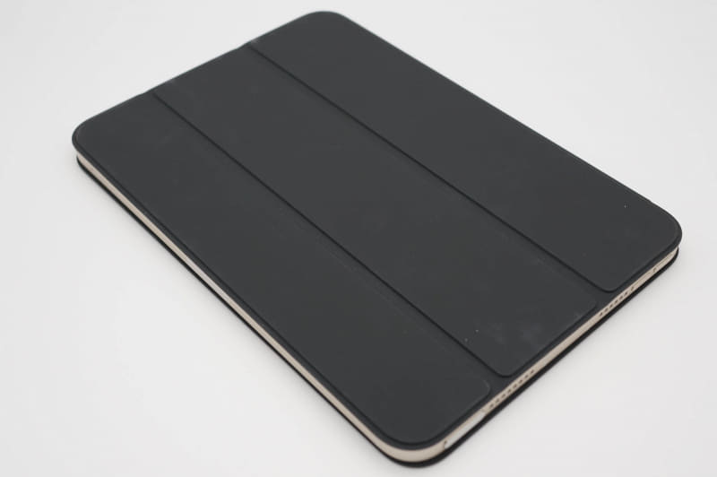 純正のSmart Folio。裏表両方を保護する。スタンドにもなり、開閉が画面点灯・消灯に連動するのも便利