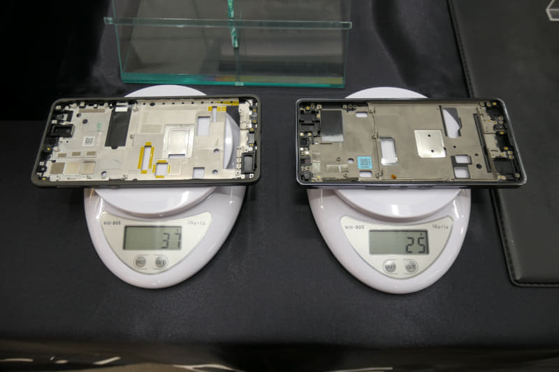 「AQUOS zero5G basic」の内部フレーム（左）と比べて、大幅に軽くなった