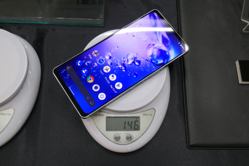 約146gの本体は非常に軽く、シャープ担当者の”脳がバグる軽さ“という言葉もうなずける