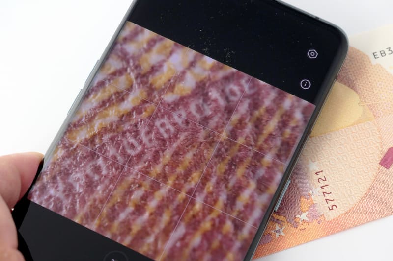 10ユーロの紙幣を撮影してみると、肉眼では気付きにくい細かい文字を発見できた