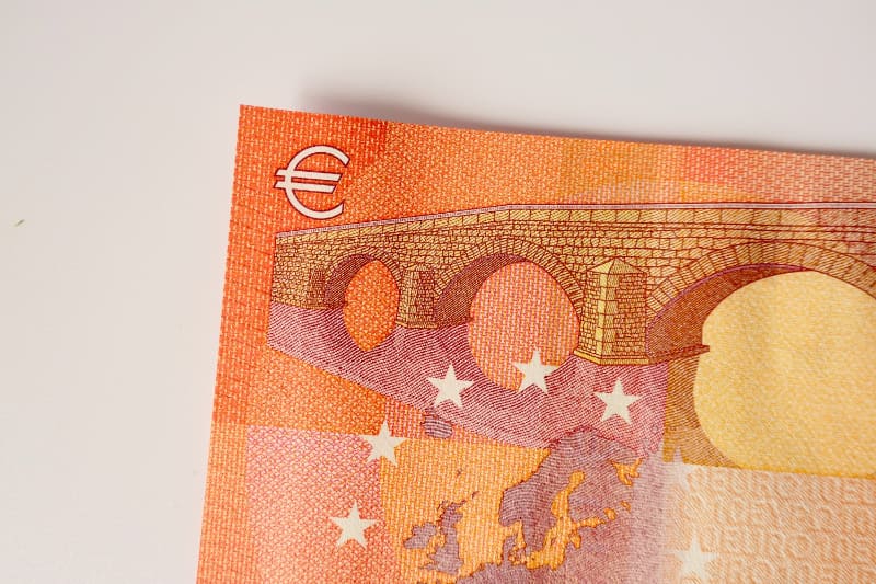 ユーロ紙幣の裏面には橋が描かれていて、橋の欄干などに文字が記されている。顕微鏡カメラでは、それをはっきり読み取ることが可能