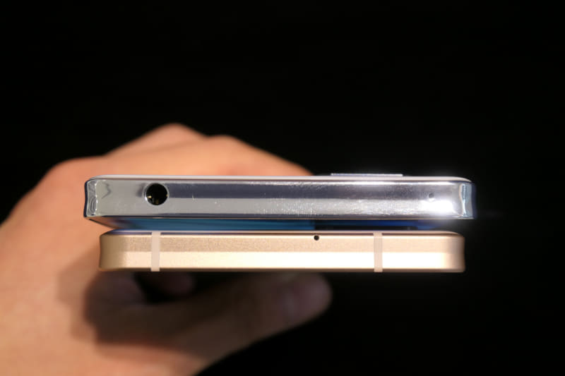 端末上部（上がAQUOS zero6、下がAQUOS sense6）