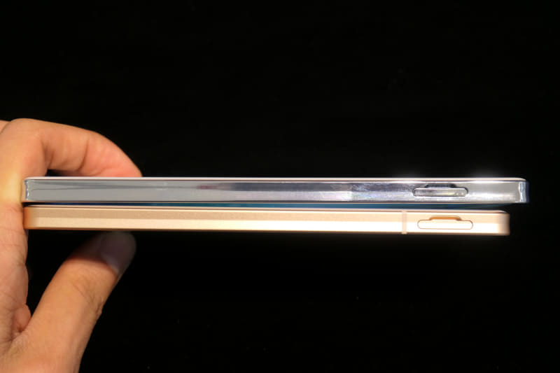 端末左側面（上がAQUOS zero6、下がAQUOS sense6）