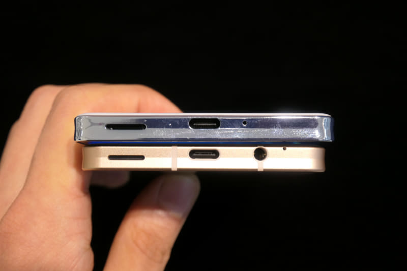 端末下部（上がAQUOS zero6、下がAQUOS sense6）