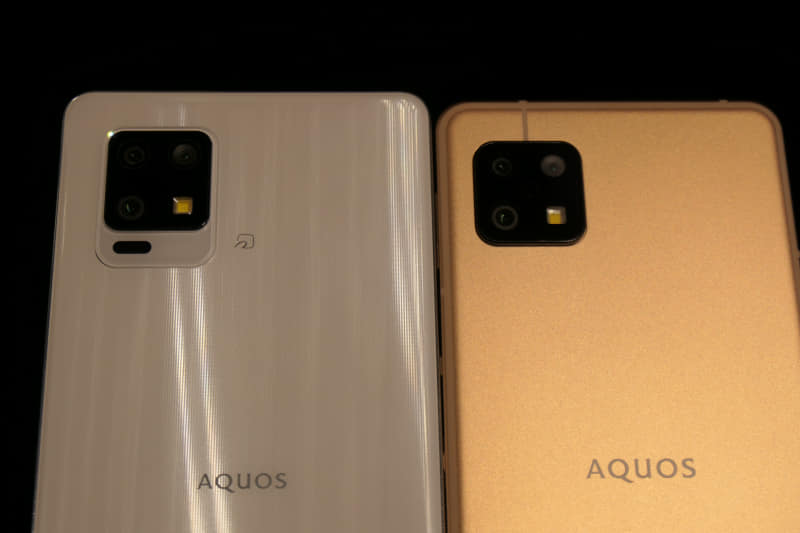 左がAQUOS zero6、右がAQUOS sense6