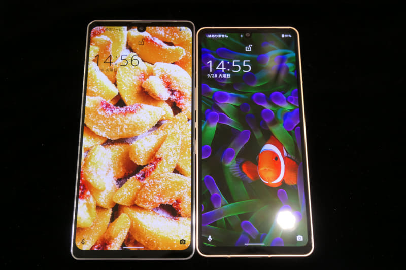 左がAQUOS zero6、右がAQUOS sense6。どちらも、鮮やかなディスプレイの美しさを強く印象づける