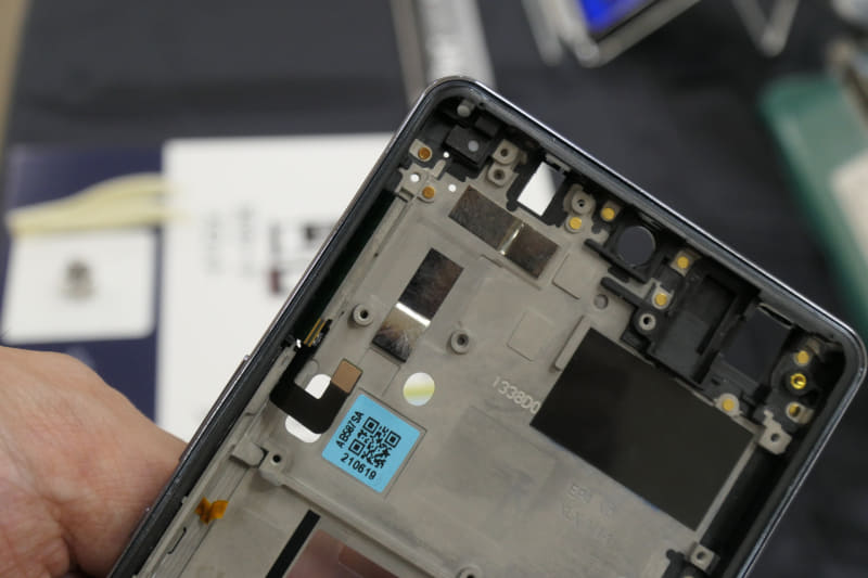 AQUOS zero6の内部。フックのような黒いパーツがミリ波のモジュールで、ミリ波が遮断されにくいよう角度をつけて格納されている