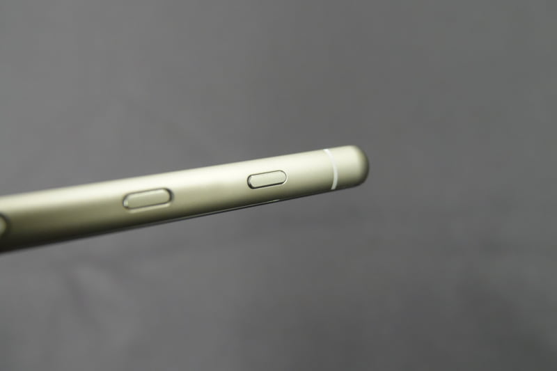 シャッターボタン（右奥）