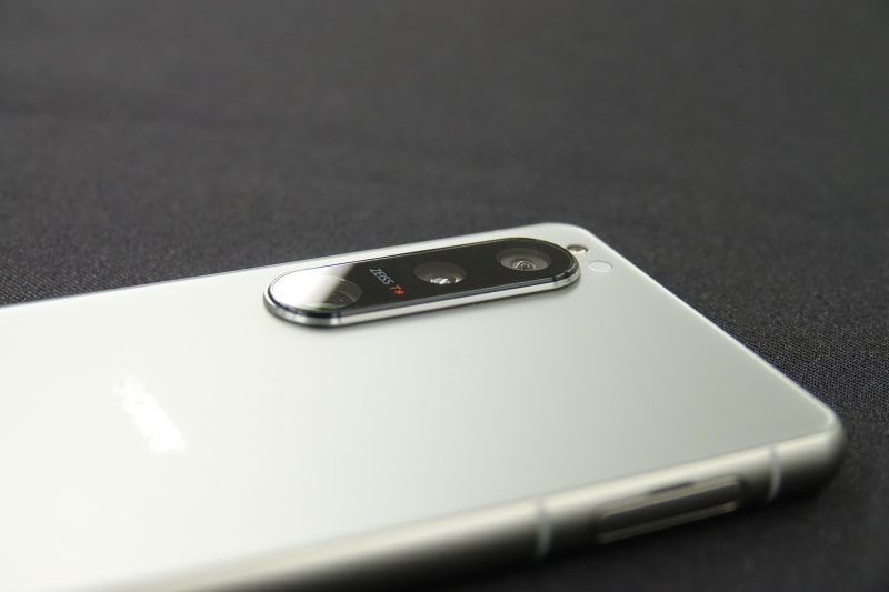 シャッターボタン（右奥）