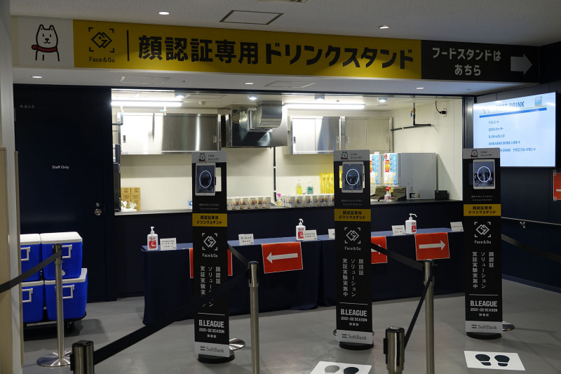 フードカウンター（左）とドリンクカウンター（右）