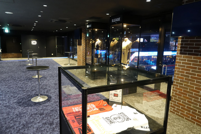 プレミアムラウンジ入口（左）と展示コーナー（右）