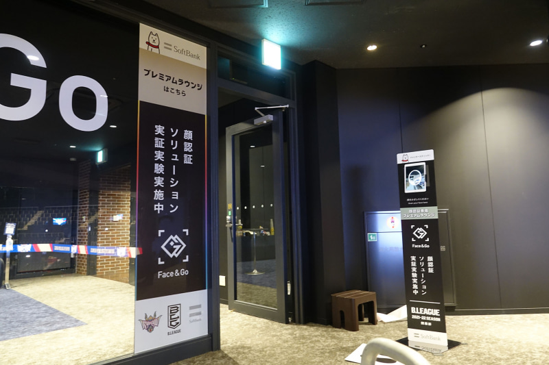 プレミアムラウンジ入口（左）と展示コーナー（右）