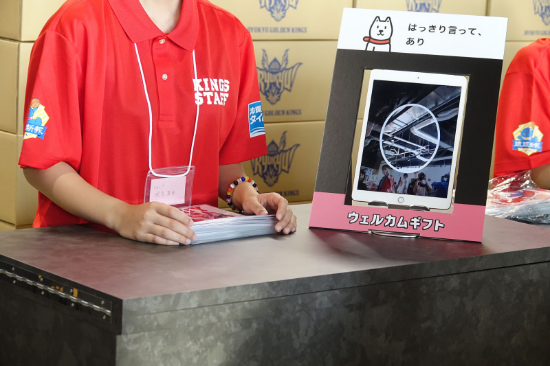 オリジナルグッズ配布カウンター。十分な量が用意されていた