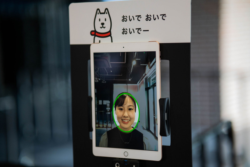 顔認証に成功すると、緑枠のポップアップが登場する