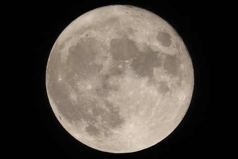 秋夜の月とニコン「COOLPIX P950」 - ケータイ Watch