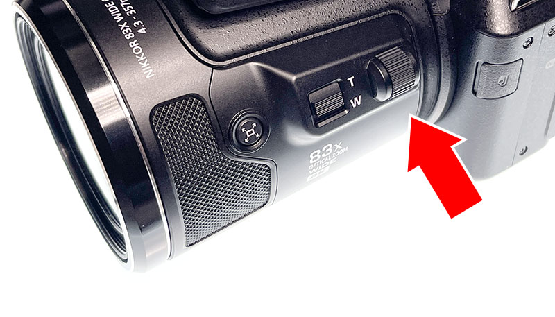 COOLPIX P950の場合、レンズ左側のダイヤルで露出補正（被写体が写る明るさの調節）を行える。満月などを撮るときに過度に明るく写る場合は、マイナス側（暗くするよう）に露出を補正する。