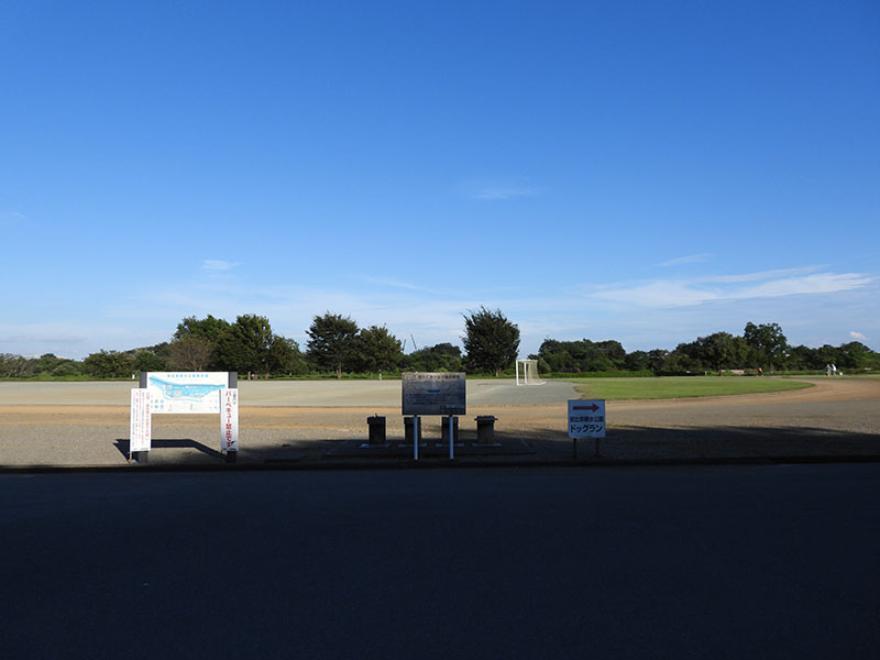 広角端は35mm判換算24mm相当。風景を広く写し込むことができる。中央に見える案内板をズームアップしていこう。