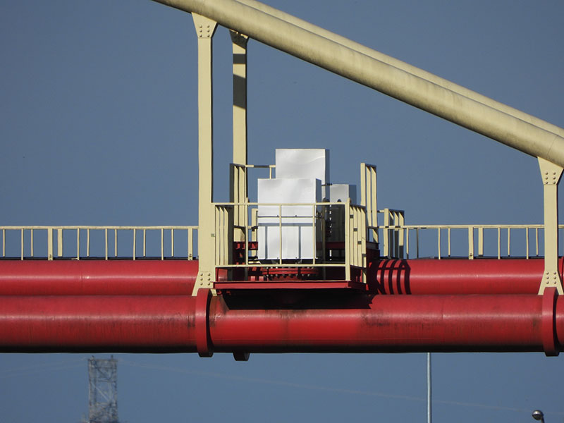 2000mm相当。構造物を固定しているボルトの本数まで見えてくる。