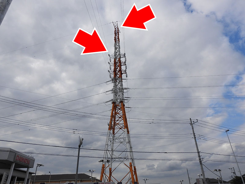 今度は鉄塔を。これは広角端24mm相当。矢印のあたりをズームで見てみよう。
