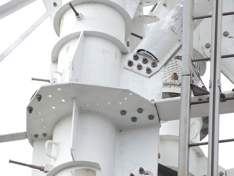 2000mm相当にすると……足を乗せる棒とかあるけど、えーっ人が登るの？　そうか登るか。こわっ。