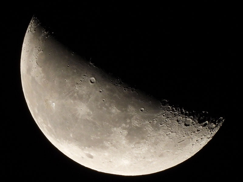 欠けてきた月。画像処理はトリミングとリサイズのみ。言わなければコンパクトデジカメで撮った写真とわからないかも。