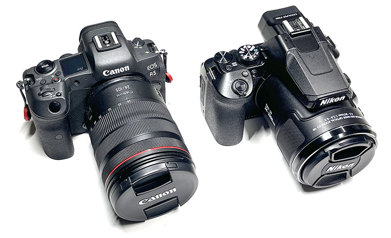 左はEOS R5とRF24-105mm F4 L IS USMの組み合わせ。右がCOOLPIX P950。重さはEOSのほうがずっと重いが、嵩張り感は似たようなもの。