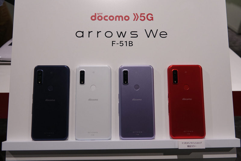 左からネイビー、ホワイト、パープルとオンラインショップ限定カラーのレッド