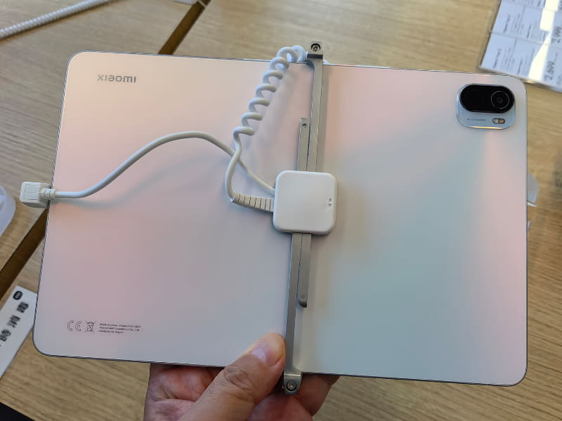 ホワイトモデルはスマートフォンと同系の背面仕上げで美しい