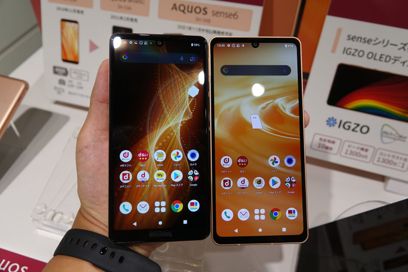 「AQUOS sense5G」（左）と「AQUOS sense6」（右）を比較