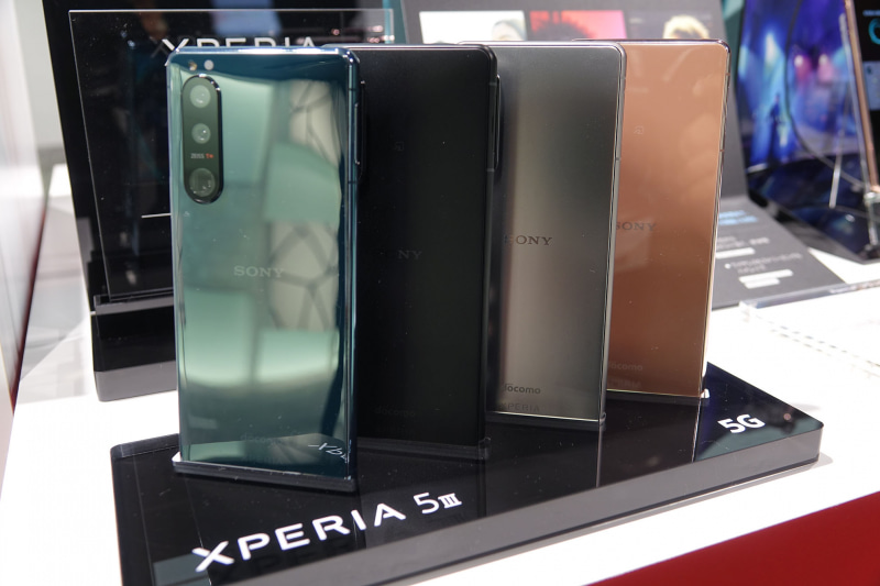 左からグリーン、フロストブラック、フロストシルバー、ピンク。フロストブラックとフロストシルバーは、日本国内モデル向けカラー