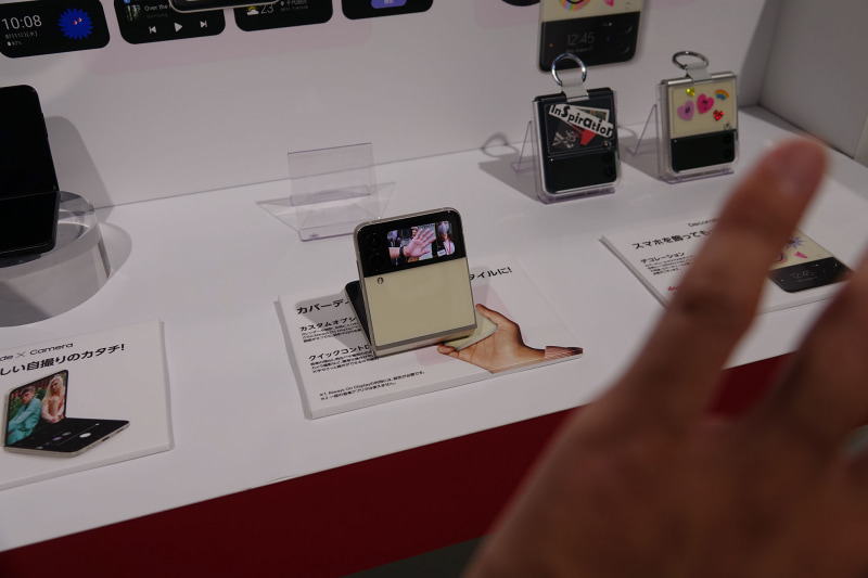 手のひらをカメラに向けると自動で撮影できる機能を備える