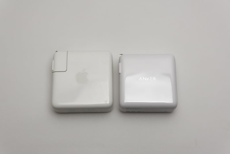 高さと奥行きはPowerPort III 2-Port 100Wが5mm低い。トータルの容積で見るとわずかにコンパクト