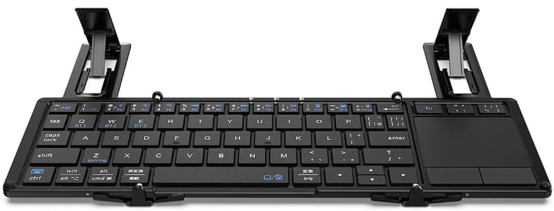 コンパクトに折りたためるキーボードだが、タッチパッドやスマートデバイス用スタンドを内蔵する。