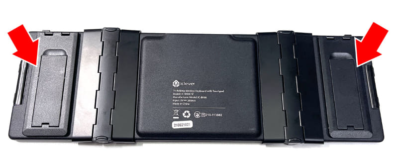 キーボード底面にはタブレットスタンドが格納されている。